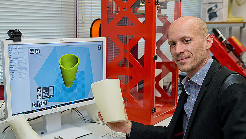 Christian Zagel zeigt den Entwurf einer Beinprothese aus dem 3D-Drucker. Christian Zagel zeigt den Entwurf einer Beinprothese aus dem 3D-Drucker.