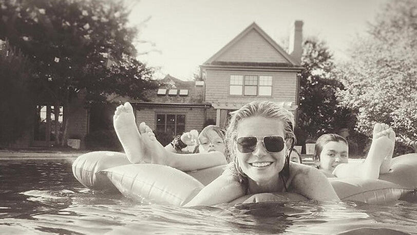 Im Pool lassen Gwyneth Paltrow und ihre Kids die Seele baumeln Im Pool lassen Gwyneth Paltrow und ihre Kids die Seele baumeln
