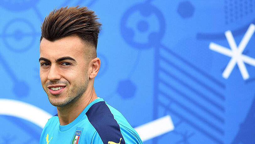 Der Italiener Stephan El Shaarawy föhnt sich täglich seine Frisur. Der Italiener Stephan El Shaarawy föhnt sich täglich seine Frisur.