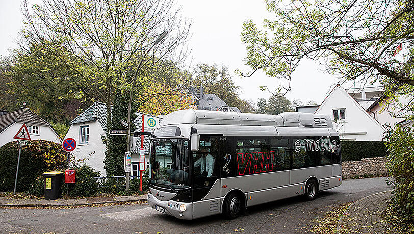 In Hamburg fährt bereits ein Bus im Linienbetrieb, der vollständig elektrisch angetrieben wird. In Hamburg fährt bereits ein Bus im Linienbetrieb, der vollständig elektrisch angetrieben wird.