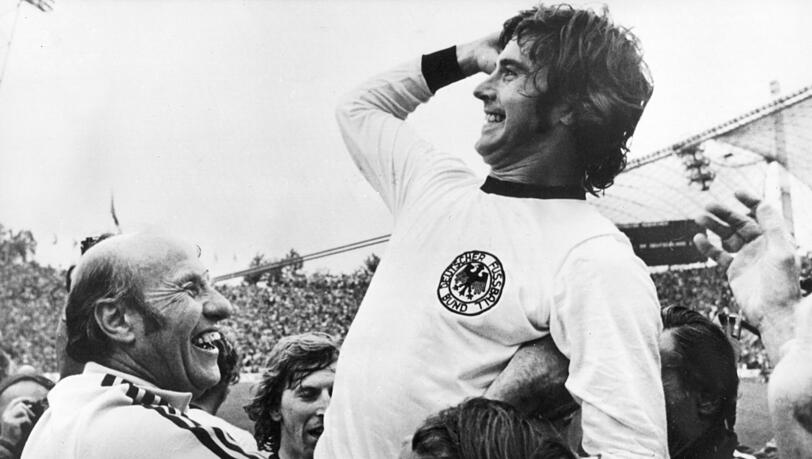 Der Matchwinner lebe hoch: Mittelstürmer Gerd Müller. Der Matchwinner lebe hoch: Mittelstürmer Gerd Müller.