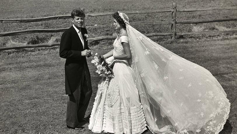 Jacqueline Lee Bouvier und John F. Kennedy an ihrem Hochzeitstag. Jacqueline Lee Bouvier und John F. Kennedy an ihrem Hochzeitstag.