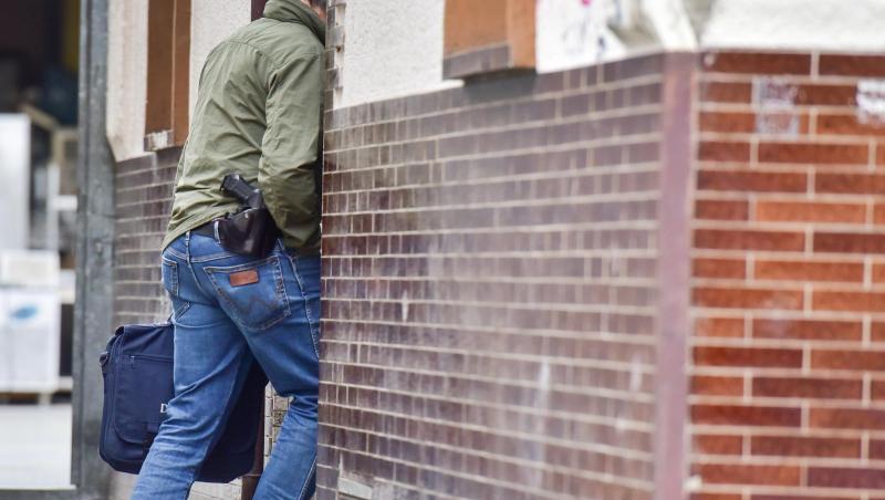 Ein Polizeibeamter betritt ein Haus in Bonn. Laut Staatsanwaltschaft konnten die Beamten mutmaßliche Beweismittel sicherstellen. Ein Polizeibeamter betritt ein Haus in Bonn. Laut Staatsanwaltschaft konnten die Beamten mutmaßliche Beweismittel sicherstellen.