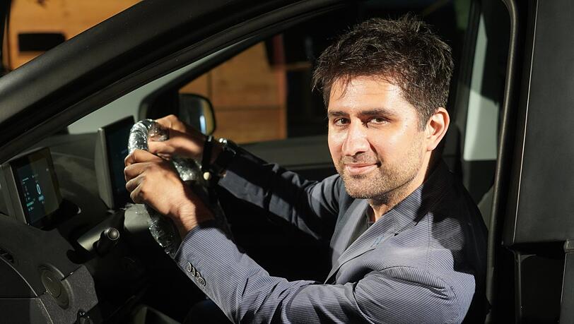 AZ-Redakteur Hüseyin Ince bei einer Testfahrt im Vorserienfahrzeug, das im Freimanner Zenith vorgestellt worden ist. AZ-Redakteur Hüseyin Ince bei einer Testfahrt im Vorserienfahrzeug, das im Freimanner Zenith vorgestellt worden ist.