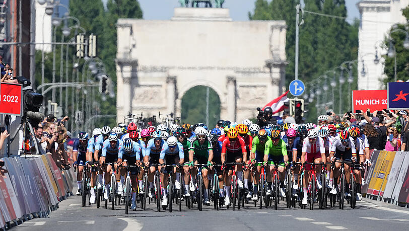 Zieleinfahrt auf der Ludwigstraße – links und rechts gesäumt von Zuschauern. Zieleinfahrt auf der Ludwigstraße – links und rechts gesäumt von Zuschauern.