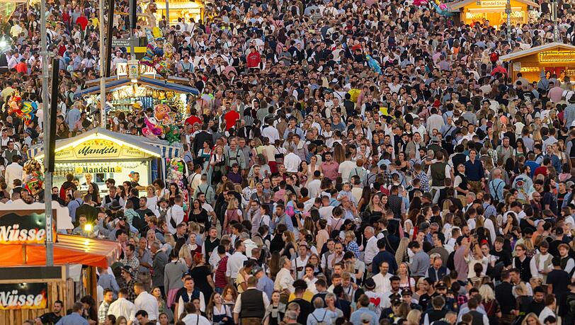 Tausende Wiesn-Besucher drängen sich über das Gelände des 188. Münchner Oktoberfestes. Tausende Wiesn-Besucher drängen sich über das Gelände des 188. Münchner Oktoberfestes.