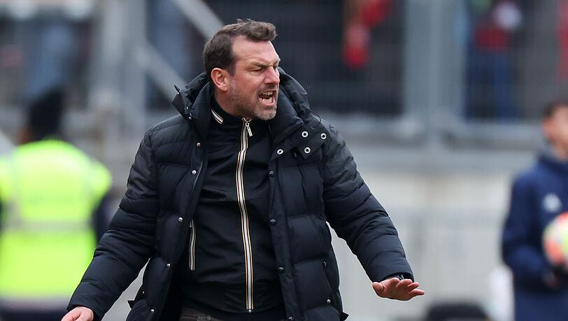 Der Nürnberger Trainer Markus Weinzierl gestikuliert am Spielfelrand. Der Nürnberger Trainer Markus Weinzierl gestikuliert am Spielfelrand.