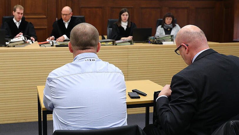 Der Ex-V-Mann (l.) mit seinem Anwalt Alexander Schmidtgall. Der Ex-V-Mann (l.) mit seinem Anwalt Alexander Schmidtgall.