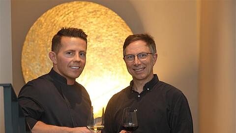 Chefkoch Piotr Henek (l.) und Gastgeber Jürgen Weingarten laden zur Essklasse ins Conti Restaurant ab 7. Januar. Chefkoch Piotr Henek (l.) und Gastgeber Jürgen Weingarten laden zur Essklasse ins Conti Restaurant ab 7. Januar.