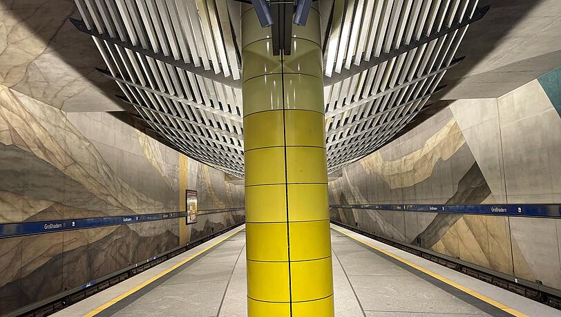 Der U-Bahnhof Großhadern mit gelber Säule, Wandgemälde und moderner Lichtabdeckung. Der U-Bahnhof Großhadern mit gelber Säule, Wandgemälde und moderner Lichtabdeckung.