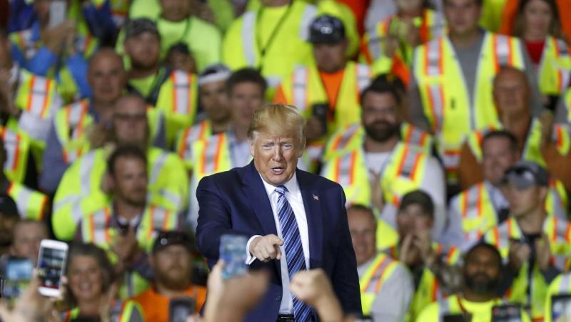 US-Präsident Donald Trump spricht auf der Ethylen-Cracker-Anlage von Shell in Pennsylvania. Kritiker behaupten, dass die Anlage der größte Luftverschmutzer im Westen des US-Bundesstaats sein wird. US-Präsident Donald Trump spricht auf der Ethylen-Cracker-Anlage von Shell in Pennsylvania. Kritiker behaupten, dass die Anlage der größte Luftverschmutzer im Westen des US-Bundesstaats sein wird.