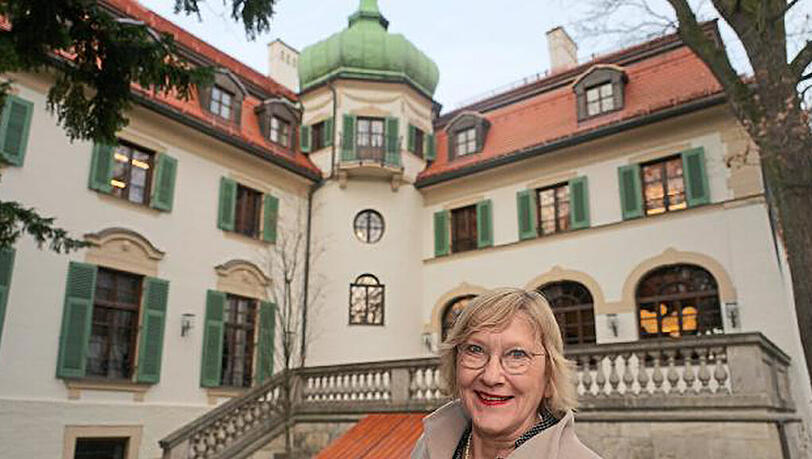 Monacensia-Leiterin Elisabeth Tworek vor dem frisch sanierten Hildebrandhaus. Es steht im Stadtteil Bogenhausen nahe dem Friedensengel. Monacensia-Leiterin Elisabeth Tworek vor dem frisch sanierten Hildebrandhaus. Es steht im Stadtteil Bogenhausen nahe dem Friedensengel.