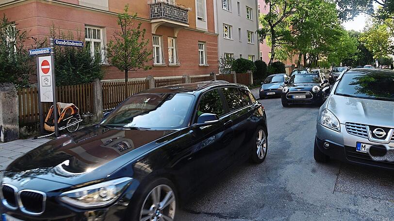 Durch die Gundelindenstraße fahren jeden Tag während des Berufsverkehrs viele Pendler. Anwohner finden das nervenaufreibend. Durch die Gundelindenstraße fahren jeden Tag während des Berufsverkehrs viele Pendler. Anwohner finden das nervenaufreibend.