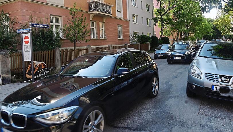 Durch die Gundelindenstraße fahren jeden Tag während des Berufsverkehrs viele Pendler. Anwohner finden das nervenaufreibend. Durch die Gundelindenstraße fahren jeden Tag während des Berufsverkehrs viele Pendler. Anwohner finden das nervenaufreibend.