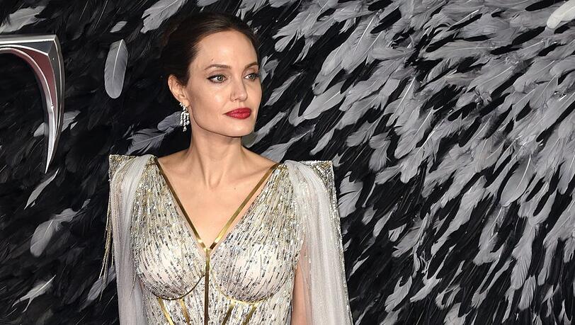Seit ihrer Trennung von Brad Pitt sucht sich Angelina Jolie nach eigener Aussage vornehmlich kleinere Filmrollen aus. Seit ihrer Trennung von Brad Pitt sucht sich Angelina Jolie nach eigener Aussage vornehmlich kleinere Filmrollen aus.
