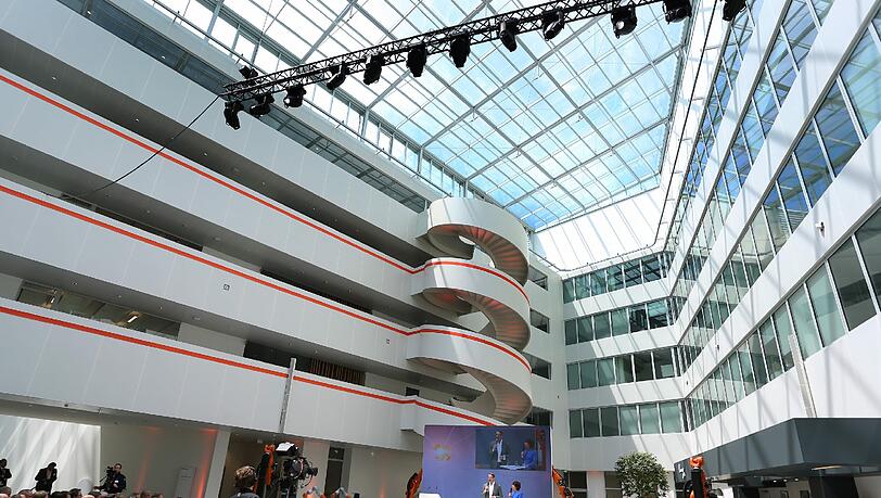 Blick in das Foyer des neuen Entwicklungs- und Technologiezentrums des Roboterherstellers Kuka in Augsburg. Foto: Karl-Josef Hildenbrand Blick in das Foyer des neuen Entwicklungs- und Technologiezentrums des Roboterherstellers Kuka in Augsburg. Foto: Karl-Josef Hildenbrand