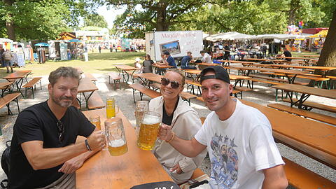 Das Magdalenenfest im Königlichen Hirschgarten ist zwar klein, versprüht dafür aber umso mehr gemütlichen Volksfestcharme. Das finden auch Markus, Gabsi und Philip, die es sich schon am Freitagnachmittag gemütlich gemacht haben. Das Magdalenenfest im Königlichen Hirschgarten ist zwar klein, versprüht dafür aber umso mehr gemütlichen Volksfestcharme. Das finden auch Markus, Gabsi und Philip, die es sich schon am Freitagnachmittag gemütlich gemacht haben.