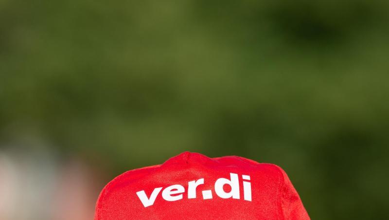 Ein Angestellter trägt beim Warnstreik eine Mütze mit dem Verdi Logo. Foto: Christophe Gateau/Archivbild Ein Angestellter trägt beim Warnstreik eine Mütze mit dem Verdi Logo. Foto: Christophe Gateau/Archivbild