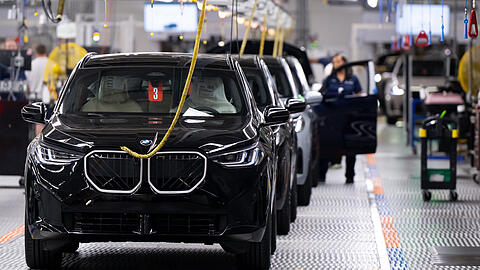 BMW leidet unter ähnlichen Problemen wie die anderen deutschen Autohersteller, kann unter dem Strich aber mehr Geld verdienen. Ein Grund für den Rückgang liegt auch in Trumps Zollpolitik. (Archivbild zeigt das BMW-Werk in Spartanburg, USA) BMW leidet unter ähnlichen Problemen wie die anderen deutschen Autohersteller, kann unter dem Strich aber mehr Geld verdienen. Ein Grund für den Rückgang liegt auch in Trumps Zollpolitik. (Archivbild zeigt das BMW-Werk in Spartanburg, USA)