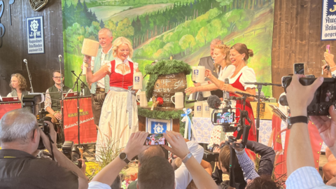 Monika Gruber zapft in der Schützenlisl auf der Wiesn das erste Bier an. Monika Gruber zapft in der Schützenlisl auf der Wiesn das erste Bier an.