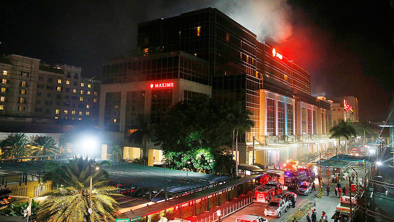 Rauch steigt in Manila (Philippinen) von dem Resorts World Manila auf. Rauch steigt in Manila (Philippinen) von dem Resorts World Manila auf.
