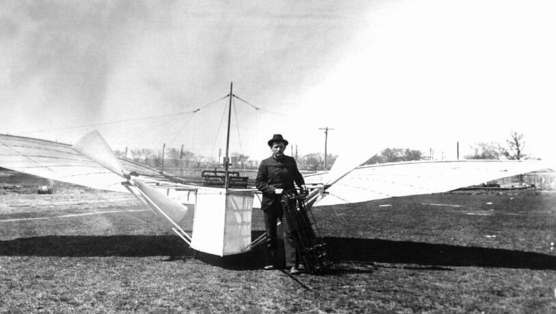 Pionier: Gustav Weißkopf aus dem mittelfränkischen Leutershausen vor seinem Motorflugzeug im Jahr 1901. Pionier: Gustav Weißkopf aus dem mittelfränkischen Leutershausen vor seinem Motorflugzeug im Jahr 1901.