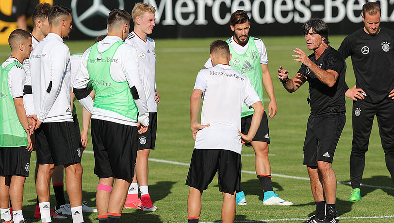 Bundestrainer Joachim Löw (rechts) mit den Nationalspielern beim Training in Herzogenaurach. Bundestrainer Joachim Löw (rechts) mit den Nationalspielern beim Training in Herzogenaurach.