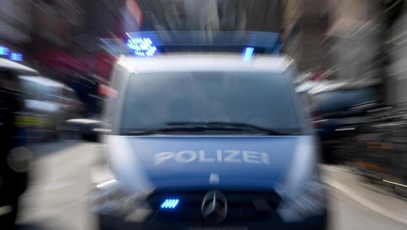 Ein Polizeiwagen mit Blaulicht. Foto: Carsten Rehder/Archivbild Ein Polizeiwagen mit Blaulicht. Foto: Carsten Rehder/Archivbild