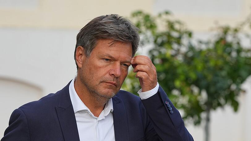 Robert Habeck im Garten von Schloss Meseberg: Der Bundeswirtschaftsminister will bei der Gasumlage nachbessern. Robert Habeck im Garten von Schloss Meseberg: Der Bundeswirtschaftsminister will bei der Gasumlage nachbessern.