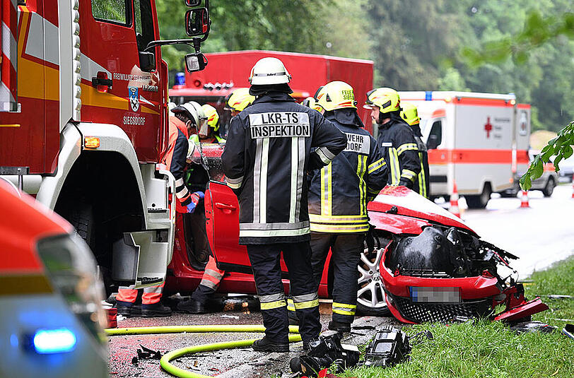 Trümmerfeld auf der Straße: Bilder vom Verkehrsunfall auf der B306 bei Siegsdorf.