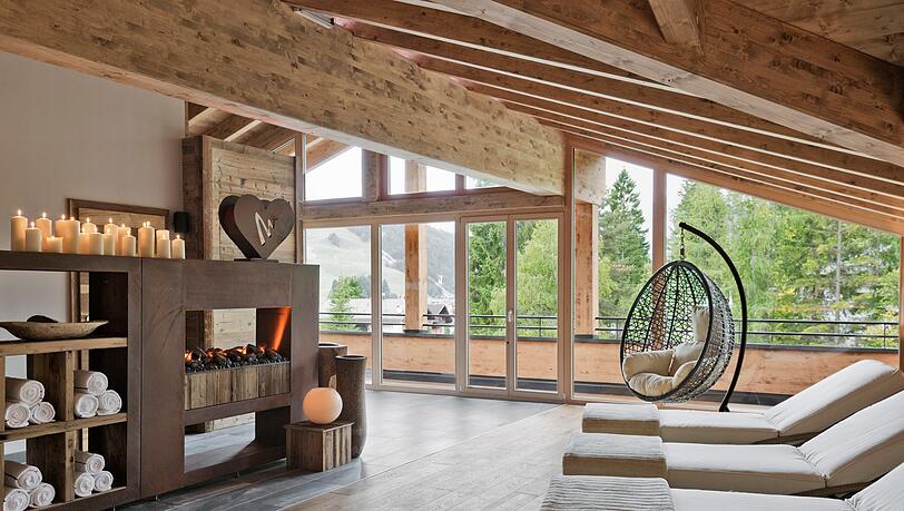 Die skySpa in der 4. Etage begeistert Wellnessliebhaber, die Wellness und Entspannung mit besten Aussichten in die Natur verbinden wollen. Die skySpa in der 4. Etage begeistert Wellnessliebhaber, die Wellness und Entspannung mit besten Aussichten in die Natur verbinden wollen.