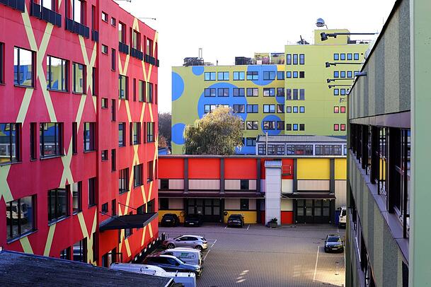 Das Kistlerhof-Areal heute: Rund 90 Mieter gibt es hier. Die Fassadengestaltung stammt von Flatz, Krawattenmuster hatten ihn dazu inspiriert. Das Kistlerhof-Areal heute: Rund 90 Mieter gibt es hier. Die Fassadengestaltung stammt von Flatz, Krawattenmuster hatten ihn dazu inspiriert.