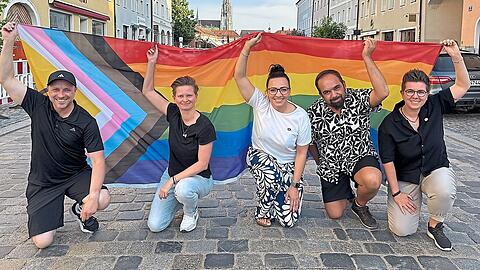 Sie wollen sich auf keinen Fall ihren CSD am 5. Juli vermiesen lassen: Alexander Irmisch (von links), Bianca Schütz, Melanie Föllmer, Denis Döhler und Sabine Jokuschies vom Verein Queeres Regensburg. Sie wollen sich auf keinen Fall ihren CSD am 5. Juli vermiesen lassen: Alexander Irmisch (von links), Bianca Schütz, Melanie Föllmer, Denis Döhler und Sabine Jokuschies vom Verein Queeres Regensburg.