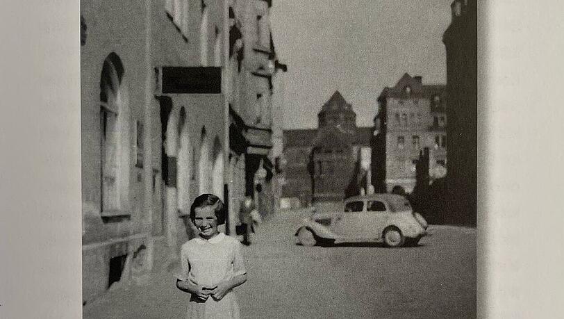„Nachkriegskind Heidi in der Kreittmayrstraße“: ein Foto aus dem Buch „München – Da schau her!“ „Nachkriegskind Heidi in der Kreittmayrstraße“: ein Foto aus dem Buch „München – Da schau her!“
