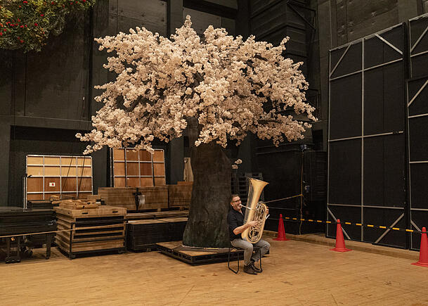 Der Konzertsaal in Osaka wird auch als Opernhaus genutzt. Hier der Tubist Stefan Tischler vor einem Baum aus "Madame Butterfly". Der Konzertsaal in Osaka wird auch als Opernhaus genutzt. Hier der Tubist Stefan Tischler vor einem Baum aus "Madame Butterfly".