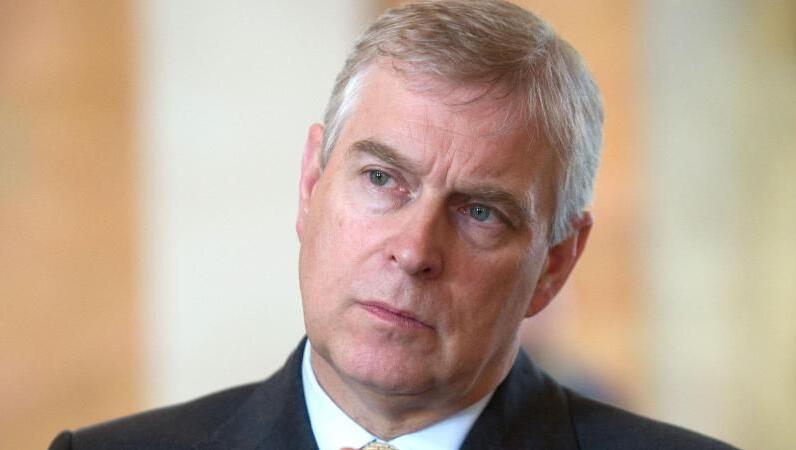 Prinz Andrew bereut den Aufenthalt bei dem mittlerweile verstorbenen mutmaßlichen Sexualstraftäter Epstein. Prinz Andrew bereut den Aufenthalt bei dem mittlerweile verstorbenen mutmaßlichen Sexualstraftäter Epstein.