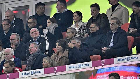 Die Bayern-Granden auf der Arena-Tribüne gegen Stuttgart (v.l.): Ex-Vorstandsvorsitzender Karl-Heinz Rummenigge, Ehrenpräsident und Aufsichtsratsmitglied Uli Hoeneß, Finanzvorstand Michael Diederich, Sportvorstand Max Eberl und der Vorstandsvorsitzende Jan-Christian Dreesen. Die Bayern-Granden auf der Arena-Tribüne gegen Stuttgart (v.l.): Ex-Vorstandsvorsitzender Karl-Heinz Rummenigge, Ehrenpräsident und Aufsichtsratsmitglied Uli Hoeneß, Finanzvorstand Michael Diederich, Sportvorstand Max Eberl und der Vorstandsvorsitzende Jan-Christian Dreesen.
