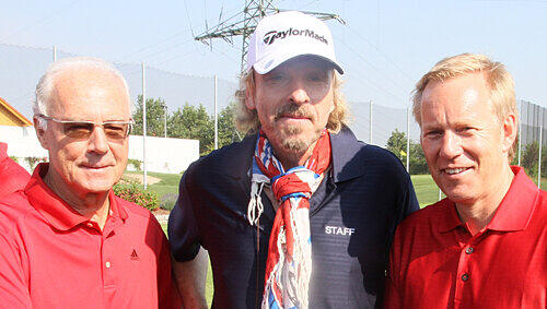 Drei Promis und ein Par: Fußball-Legende Franz Beckenbauer, TV-Star Thomas Gottschalk und Moderator Johannes B. Kerner (v.l.) im Golf-Outfit. Drei Promis und ein Par: Fußball-Legende Franz Beckenbauer, TV-Star Thomas Gottschalk und Moderator Johannes B. Kerner (v.l.) im Golf-Outfit.