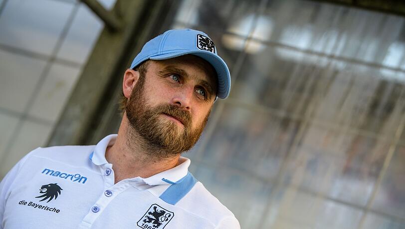 Trainer Daniel Bierofka von 1860 München steht vor Spielbeginn am Spielfeldrand. Trainer Daniel Bierofka von 1860 München steht vor Spielbeginn am Spielfeldrand.