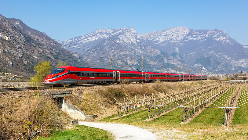 Der Frecciarossa 1000 ist seit 2015 in Italien auf den Gleisen unterwegs. Der Frecciarossa 1000 ist seit 2015 in Italien auf den Gleisen unterwegs.