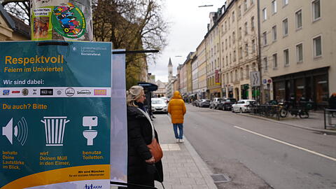 Leise sprechen, keinen Müll herumwerfen – und bieseln nur am Klo: Entlang der Schellingstraße, wo an warmen Abenden viel auf der Straße gefeiert wird, erinnert nun an jedem Ampelmast ein Plakat daran, "respektvoll“ Party zu machen. Leise sprechen, keinen Müll herumwerfen – und bieseln nur am Klo: Entlang der Schellingstraße, wo an warmen Abenden viel auf der Straße gefeiert wird, erinnert nun an jedem Ampelmast ein Plakat daran, "respektvoll“ Party zu machen.