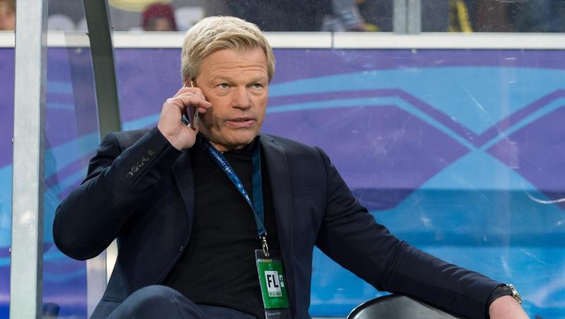 Oliver Kahn sitzt vor dem Spiel auf einer Bank und telefoniert mit seinem Handy. Foto: Guido Kirchner/Archiv Oliver Kahn sitzt vor dem Spiel auf einer Bank und telefoniert mit seinem Handy. Foto: Guido Kirchner/Archiv