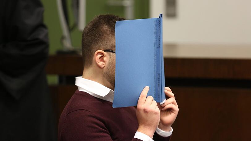 Der Angeklagte (23) gibt die Betrügereien zu. Der Angeklagte (23) gibt die Betrügereien zu.