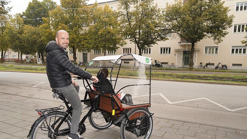 Und los geht die Fahrt: Falk Hilber auf der Rikscha draußen in Schwabing. Und los geht die Fahrt: Falk Hilber auf der Rikscha draußen in Schwabing.