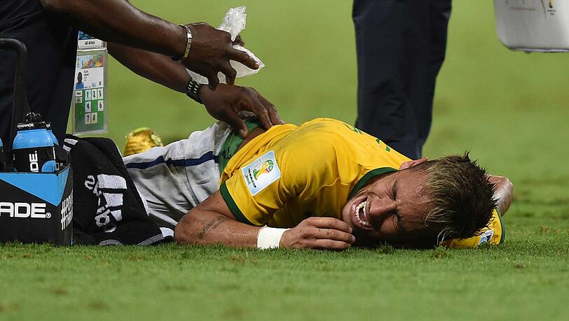Neymar verletzte sich im Spiel gegen Kolumbien so schwer, dass er im Halbfinale gegen Deutschland ausfällt. Neymar verletzte sich im Spiel gegen Kolumbien so schwer, dass er im Halbfinale gegen Deutschland ausfällt.