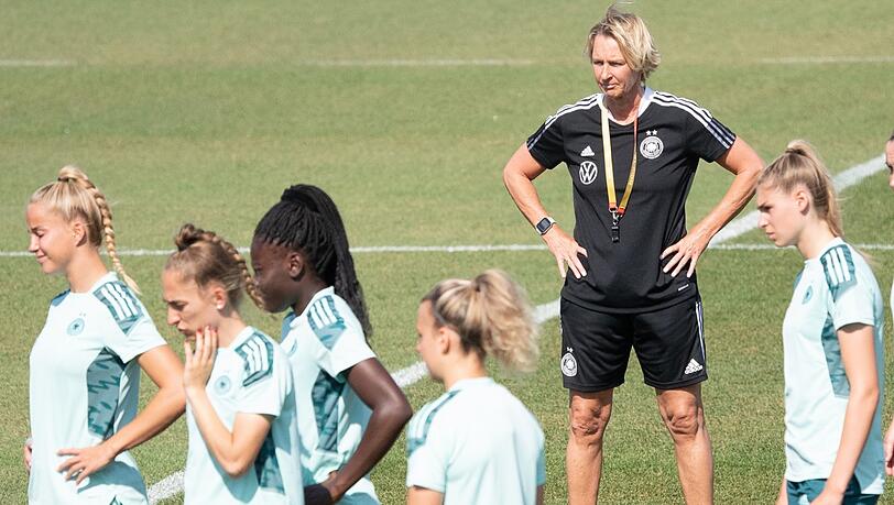 "Was die Mannschaft auszeichnet, ist die Frische", sagt Bundestrainerin Martina Voss-Tecklenburg vor dem EM-Start. "Was die Mannschaft auszeichnet, ist die Frische", sagt Bundestrainerin Martina Voss-Tecklenburg vor dem EM-Start.