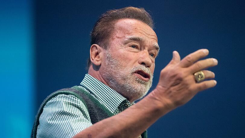Arnold Schwarzenegger befindet sich aktuell am Münchner Flughafen und darf vorerst nicht weiterreisen. (Archivbild) Arnold Schwarzenegger befindet sich aktuell am Münchner Flughafen und darf vorerst nicht weiterreisen. (Archivbild)