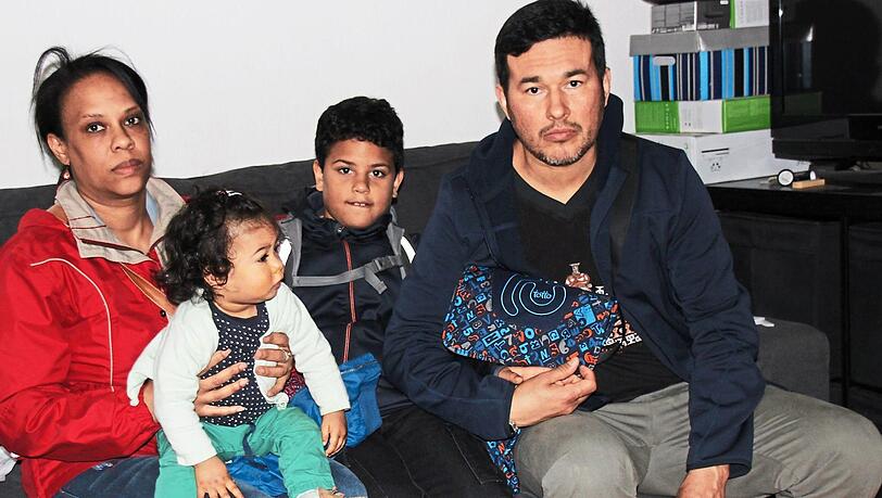 Suchen dringend eine Bleibe: Claudia und Felipe M. mit ihren Kindern Adrian und Violeta. Suchen dringend eine Bleibe: Claudia und Felipe M. mit ihren Kindern Adrian und Violeta.