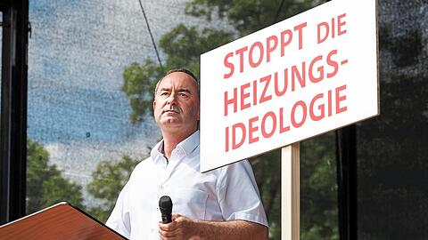 "Die schweigende große Mehrheit dieses Landes muss sich die Demokratie zurückholen." Der Freie-Wähler-Chef sorgt mit seinen Aussagen für einen Eklat. "Die schweigende große Mehrheit dieses Landes muss sich die Demokratie zurückholen." Der Freie-Wähler-Chef sorgt mit seinen Aussagen für einen Eklat.