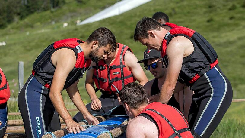 Da war noch alles gut: Bei einer Teambuilding-Challenge bauen Neuzugang Coke (l) und seine Mannschaftskollegen an einem Floß. Da war noch alles gut: Bei einer Teambuilding-Challenge bauen Neuzugang Coke (l) und seine Mannschaftskollegen an einem Floß.